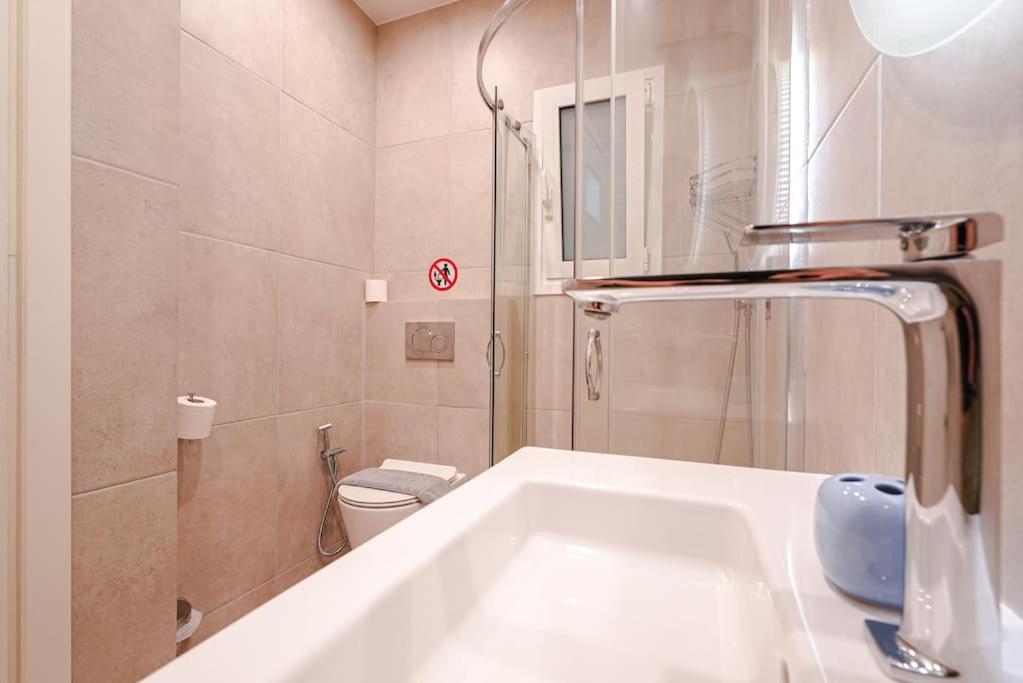 Syntagma Square, 60Sqm Dream Suite Atenas Exterior foto